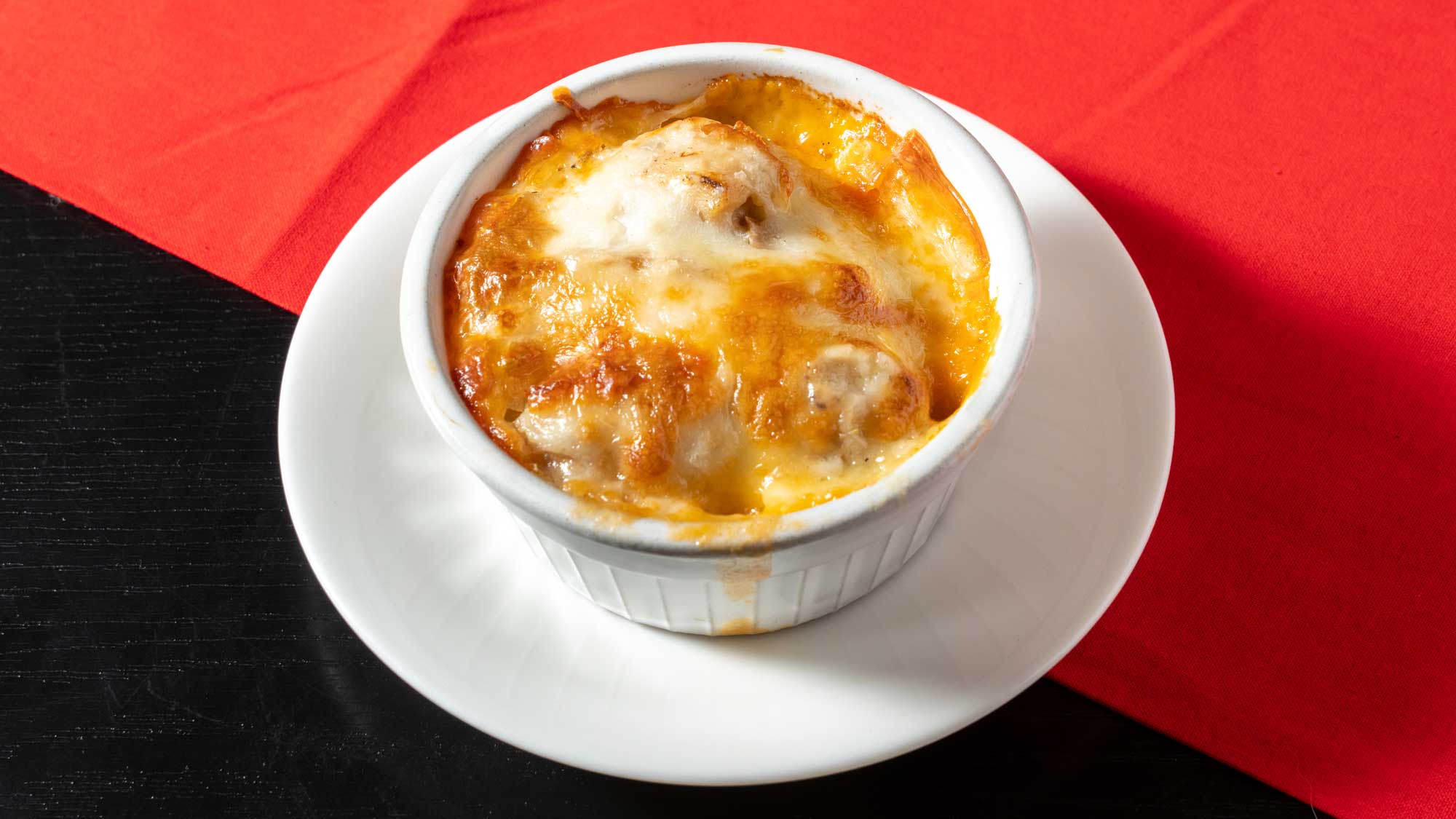 秋期間：9月～11月　肉料理｜チキンとポテトのクリームグラタン