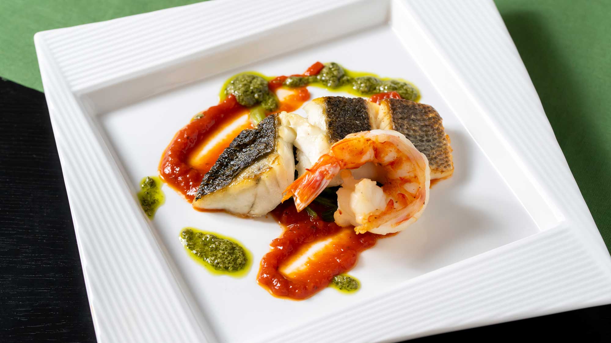 夏期間：6月～8月　魚料理｜スズキのポワレと車海老のグリル