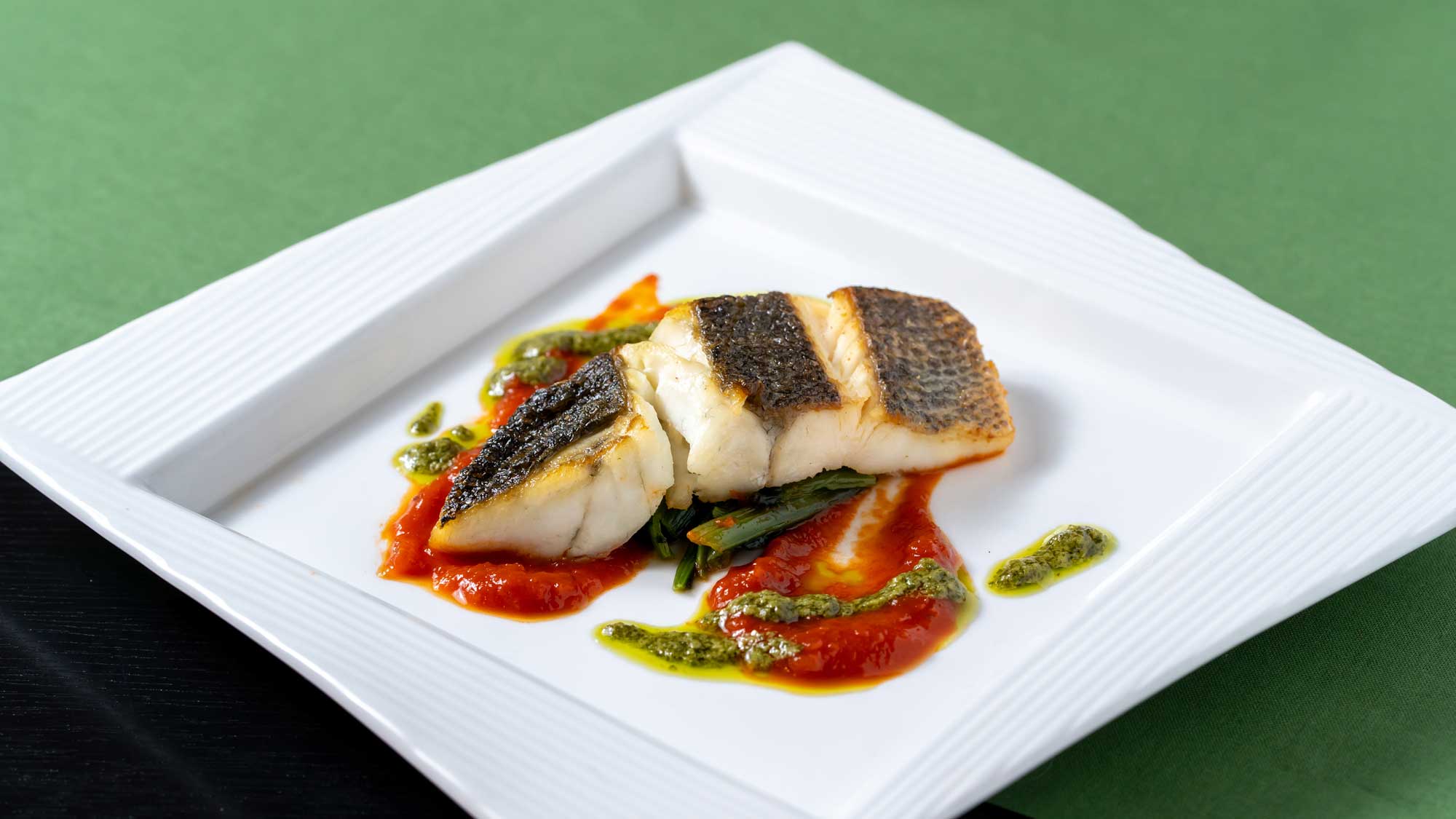 夏期間：6月～8月　魚料理｜スズキのポワレ トマトソース