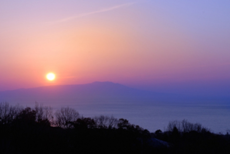 大島から昇る日の出見える