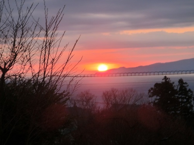 大島から昇る日の出（お部屋から見えます）