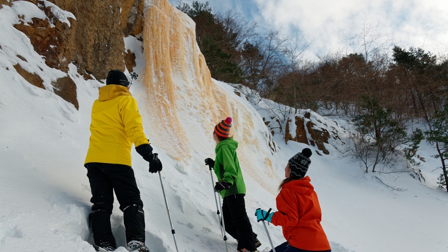 黄色に凍る滝イエローフォール