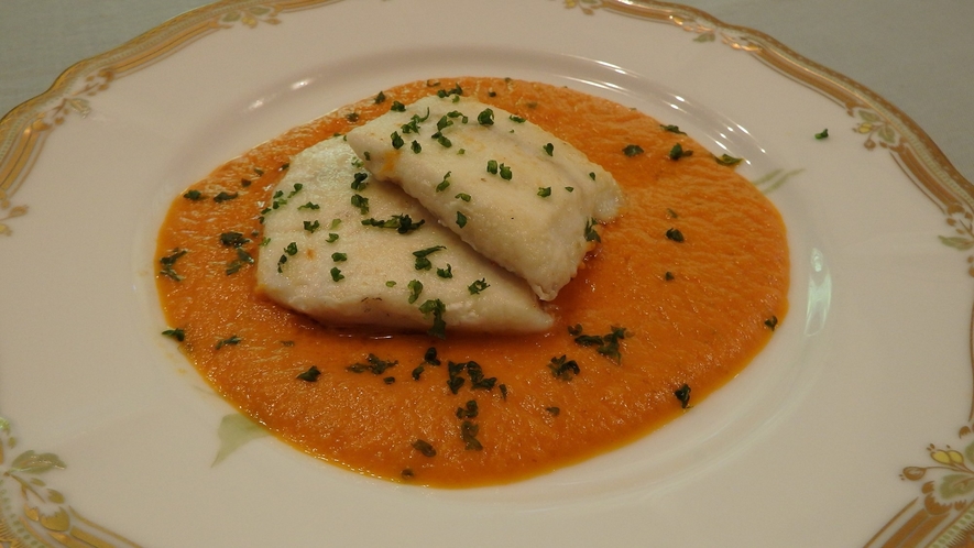 魚料理一例／旬の白身魚トマトソース