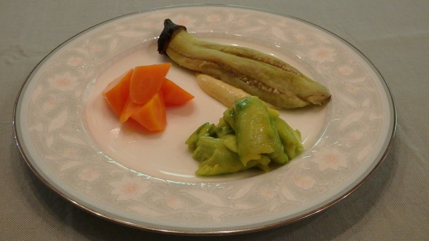 前菜一例／茄子のグリル、夏きゅうりのフレンチマスタード和え、ローリエ香る人参のレモン煮