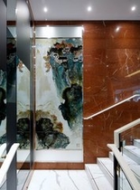 英画家ドナルド・M・アッシュトンの作品で飾られたメザニン層／Mezzanine Floor