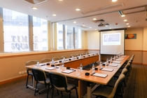 ミーティングルーム　Meeting Room with U-shaped Set Up