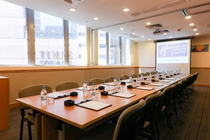 ミーティングルーム　Meeting Room with Boardroom Set Up