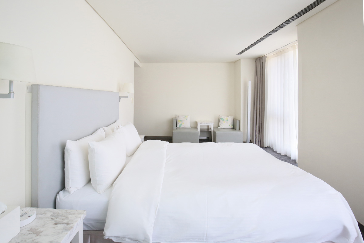 デラックス シティービュー コーナールーム（ダブルベッド）