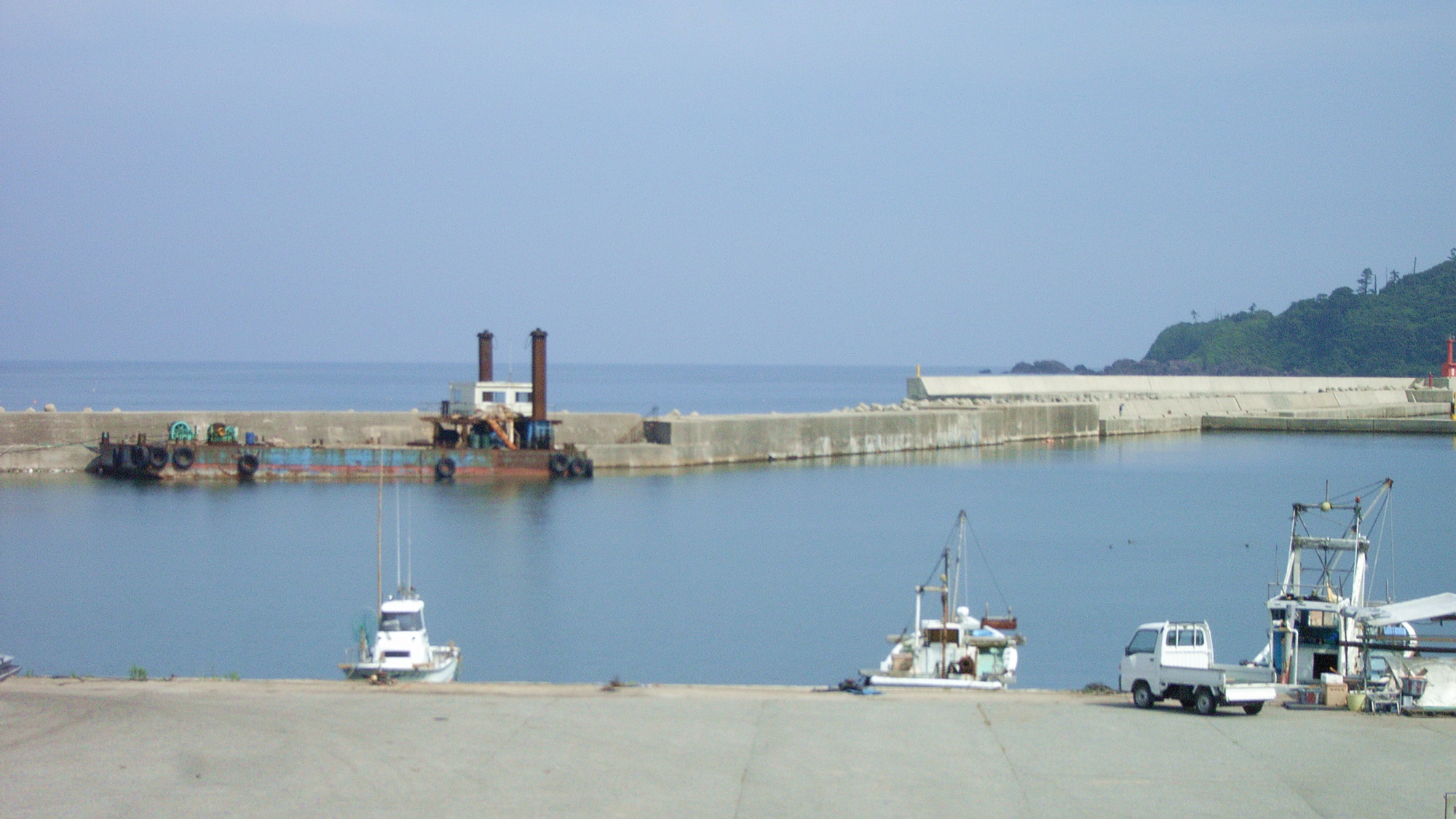 *目の前にある港では毎朝、新鮮な魚介類が上がります。