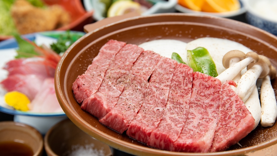 *【お料理一例】能登牛の陶板焼き／癖のないジューシーなブランド肉をご賞味下さい
