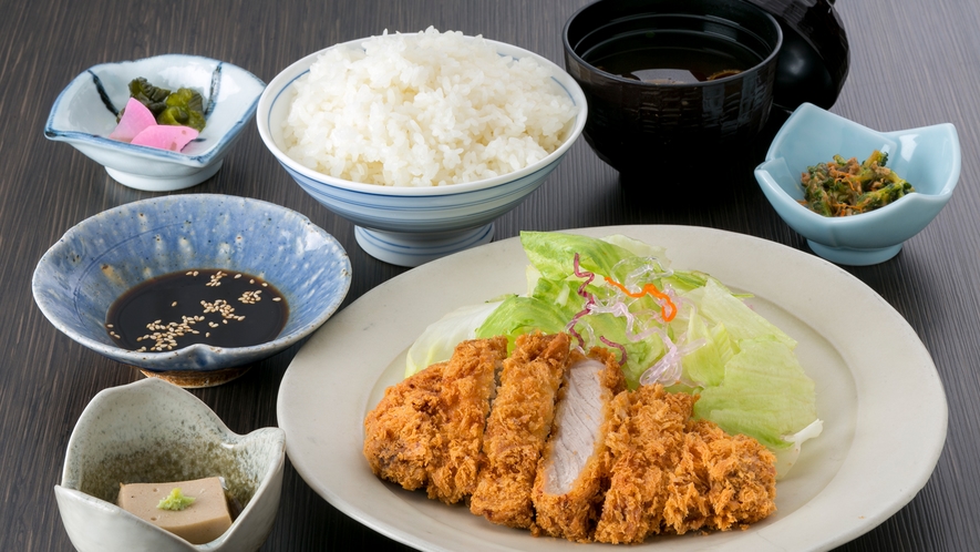 夕食とんかつ定食