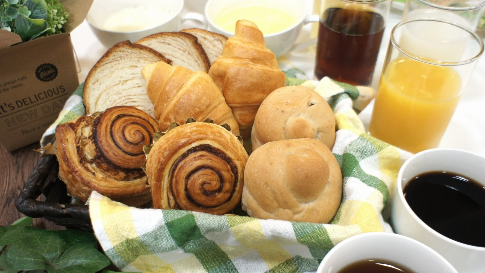 パン・スープ・ドリンクの朝食を、ささやかですが無料でサービスしております。
