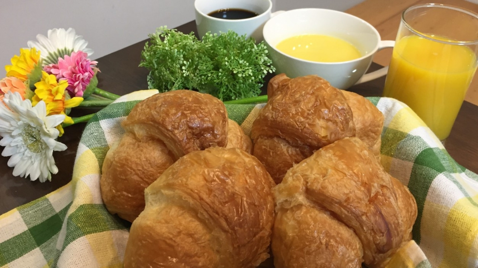 パン・スープ・ドリンクの朝食を、ささやかですが無料でサービスしております。