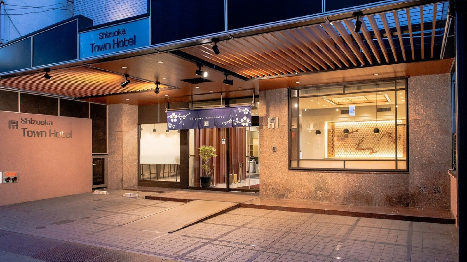 静岡最大と言われる繁華街「呉服町」に建ち、飲食店が軒を連ねる「両替町」脇に建つ利便性の良いホテル