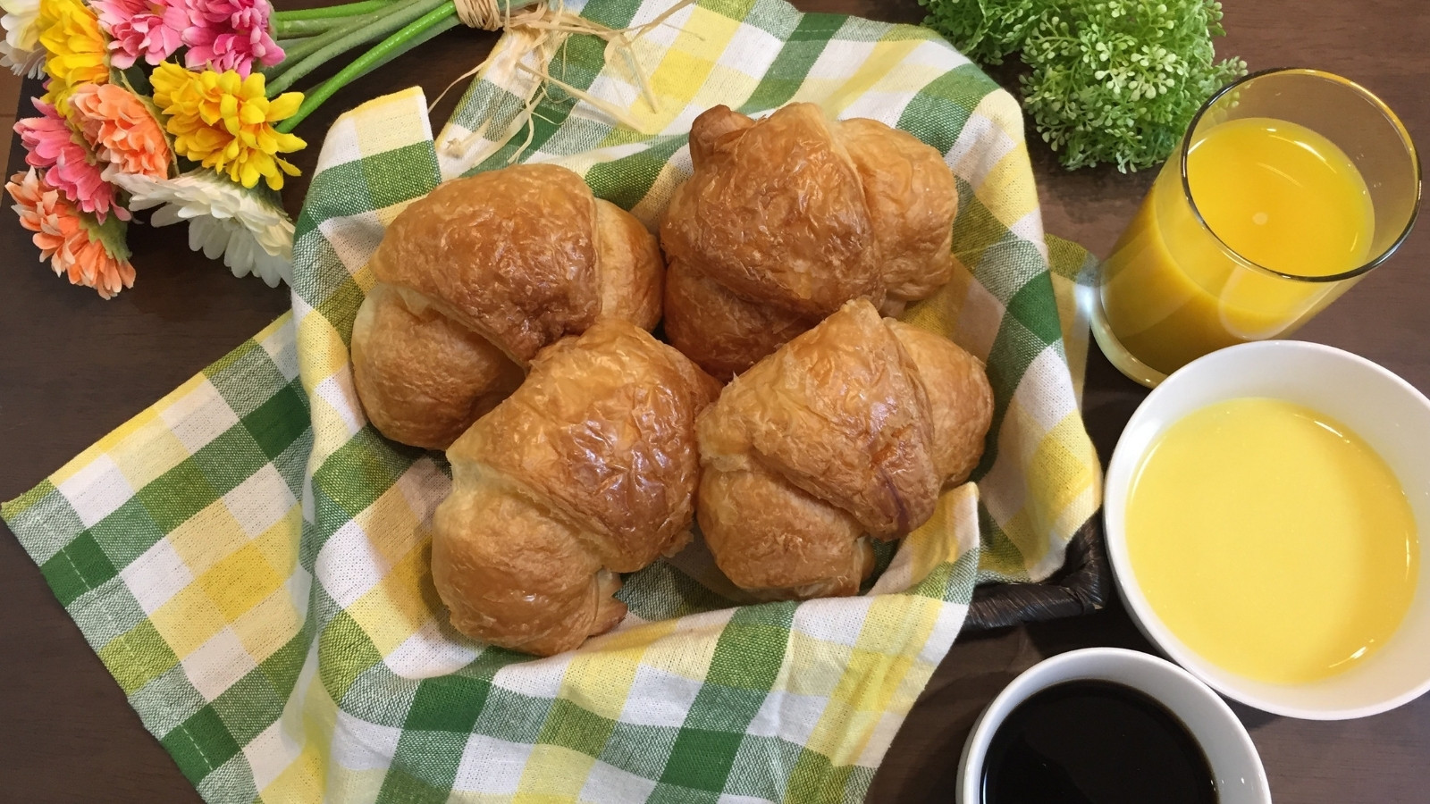 パン・スープ・ドリンクの朝食を、ささやかですが無料でサービスしております。