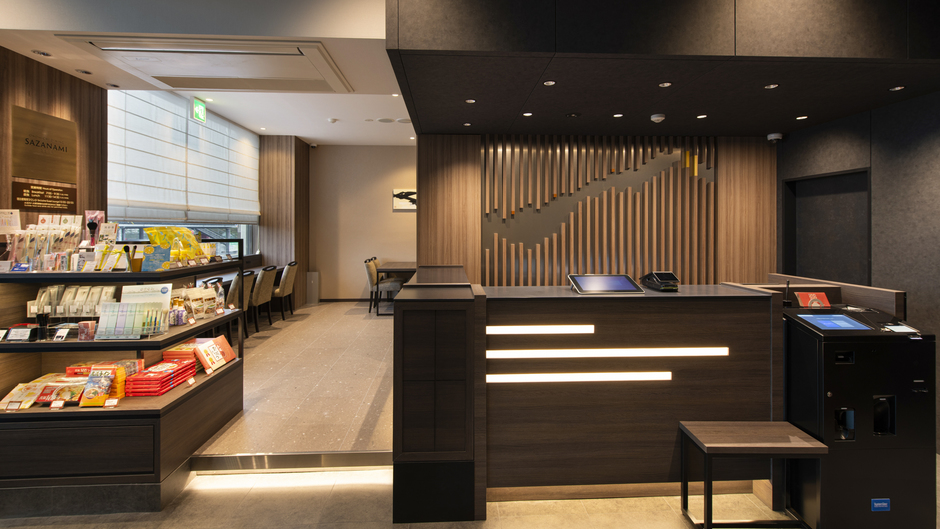 【設備】フロント：チェックイン14時からチェックアウト11時まで［最長21時間滞在可能］です。