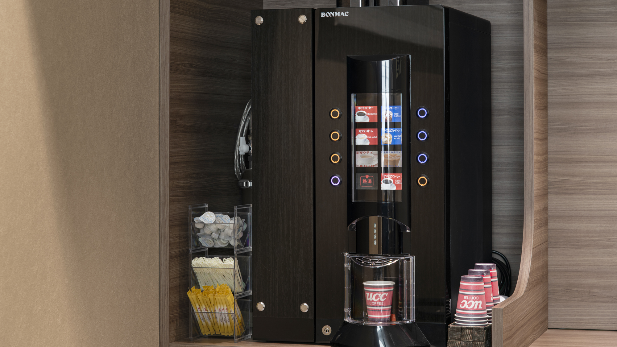 【設備】1階宿泊者専用ラウンジは15時～利用可能！ドリンクバーご自由にお飲みいただけます