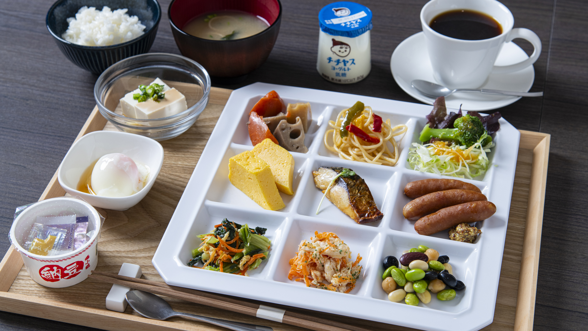 【朝食】和食ビュッフェ（一例）世羅産コシヒカリ、焼き魚など家庭的な和食料理のビュッフェスタイル