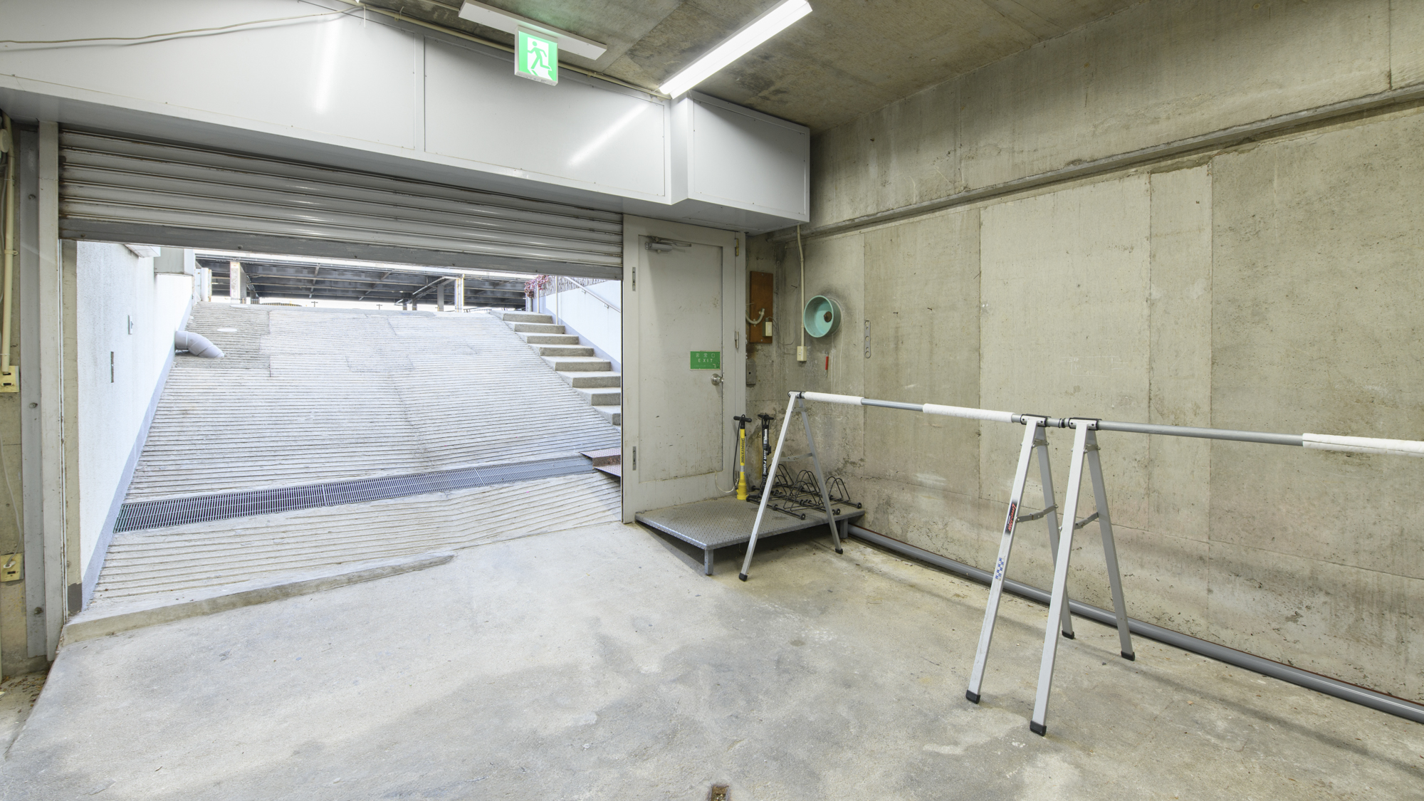 【設備】無料の地下駐輪場は雨や紫外線から守り、夜間施錠します。