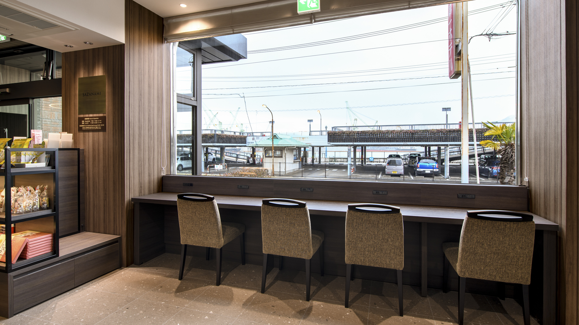【設備】1階『SAZANAMI』テーブル席と、外を眺めながら食事ができるカウンターがあります。