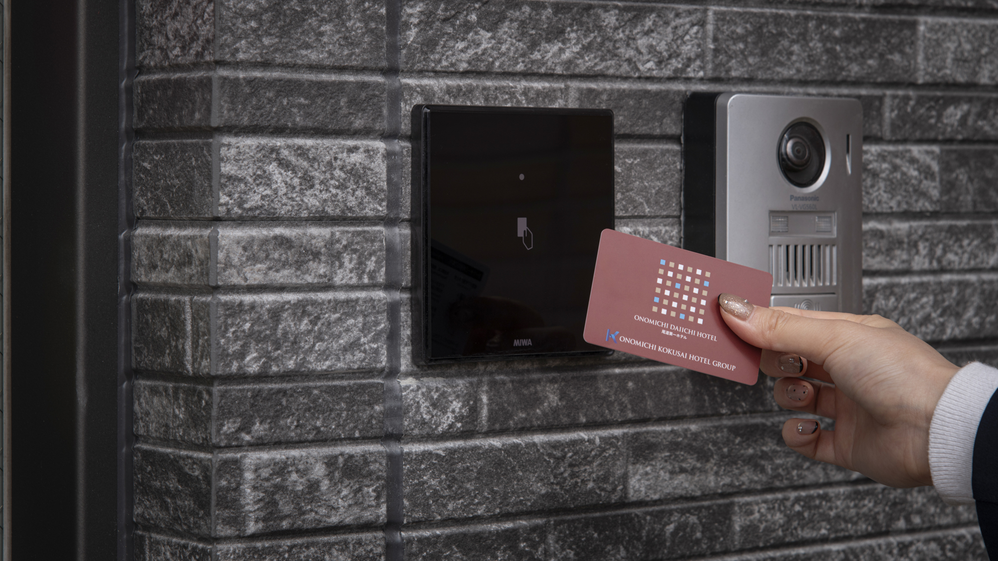 【設備】玄関深夜帯開錠：防犯上、深夜は玄関を施錠しますが、カードキーで入ることができます。