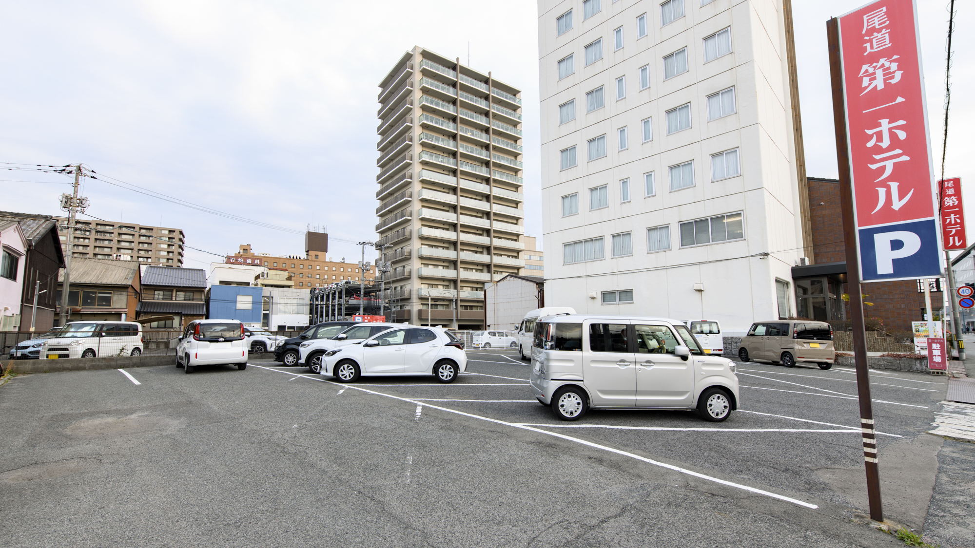 【設備】駐車場は無料！先着30台で14:00〜翌11:00まで利用可能です。