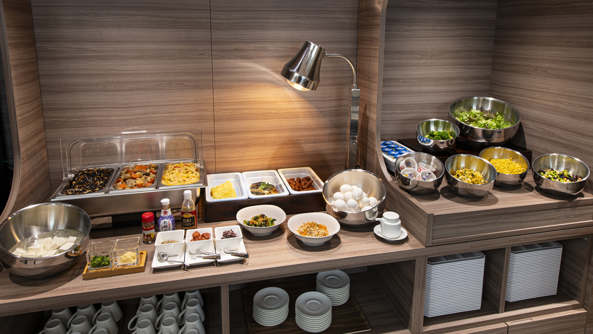 【朝食】和食ビュッフェ（一例）モダンでスタイリッシュなレストランでごゆっくりお召し上がりください。