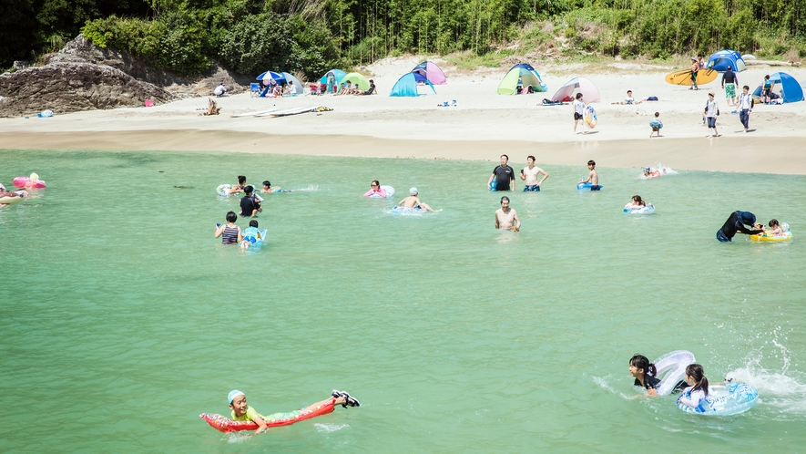波のおだやかな鍋田浜はお子様連れにおすすめのビーチです。