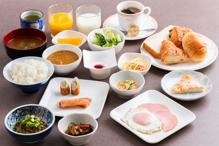 朝食イメージ　内容は日替わり。和・洋、様々な品をご用意しております。