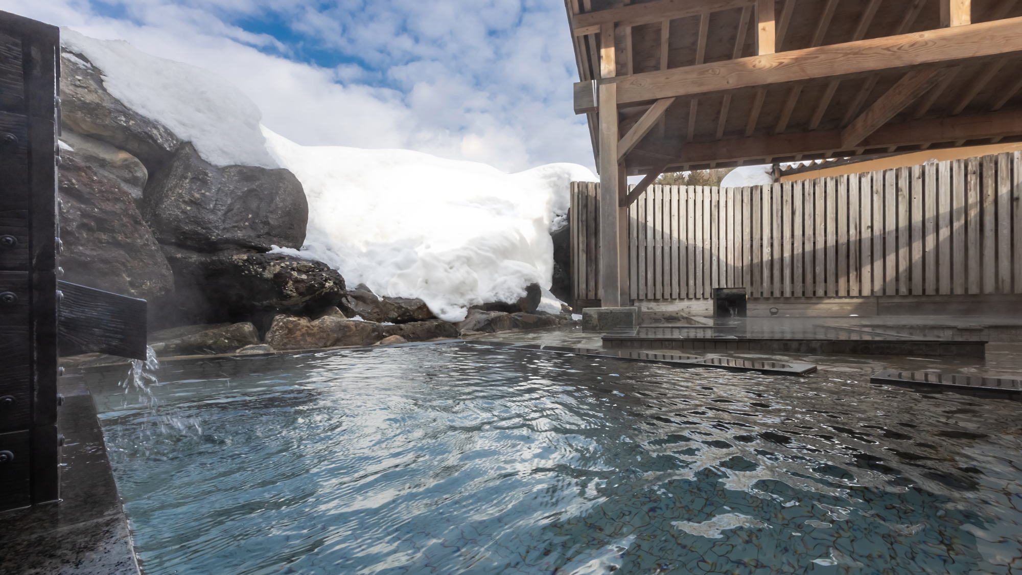 冬の醍醐味！雪見露天風呂をお楽しみください。