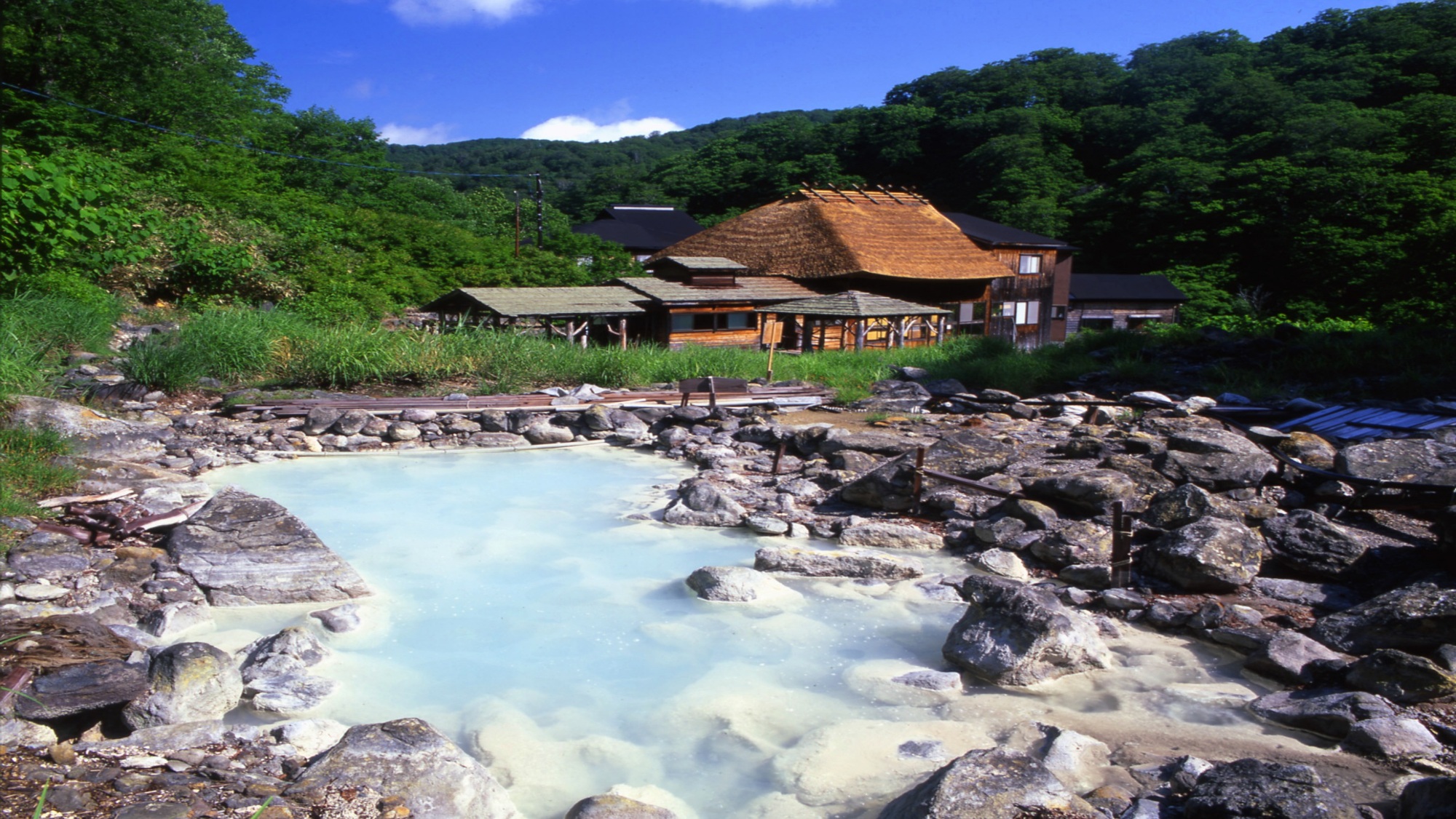 黒湯温泉／温泉郷の中で最も奥にあり、江戸時代からの歴史を持つ。【営業期間:4月中旬～11月上旬】