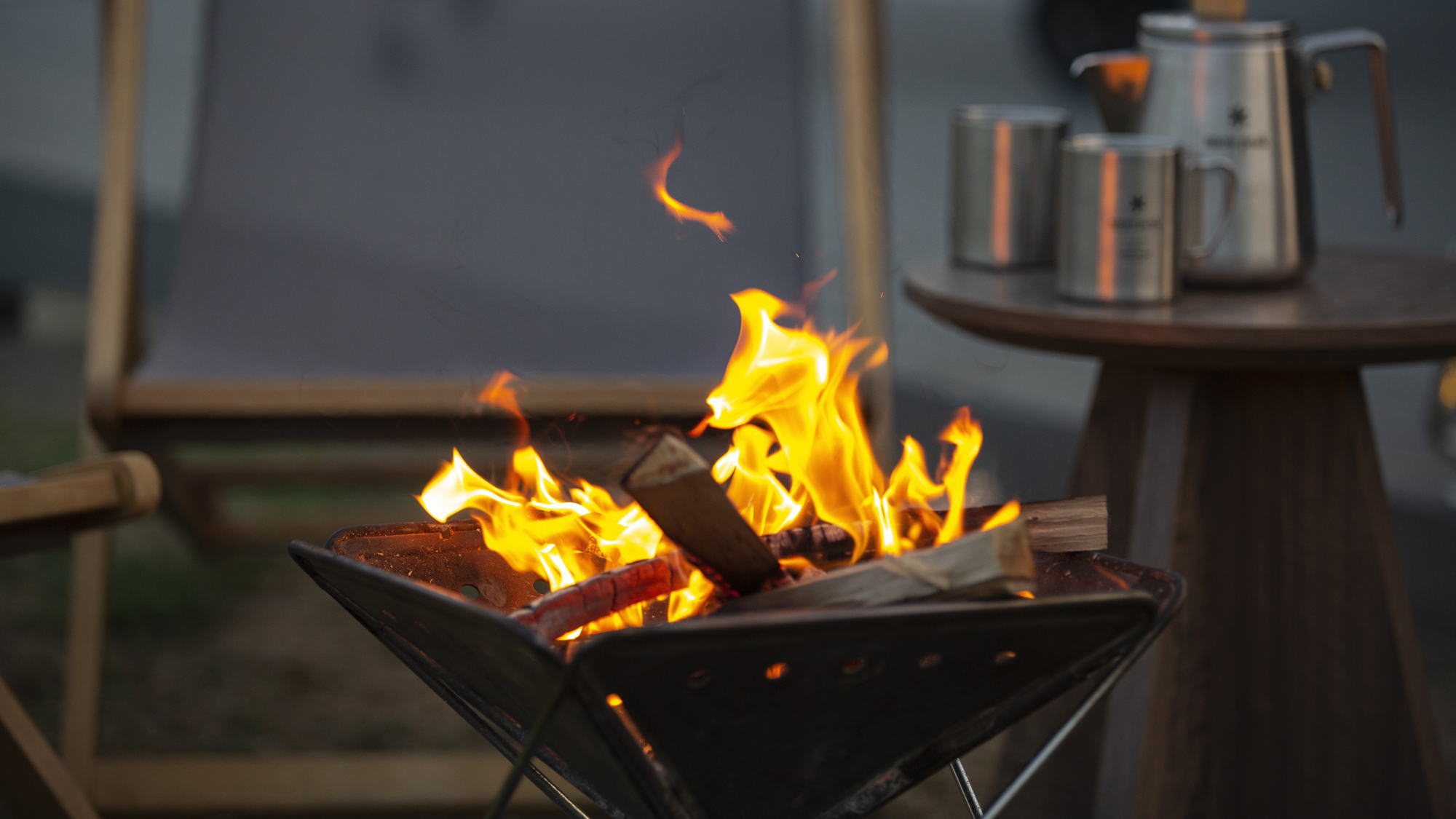 グランピングでは食事はもちろんのこと、焚き火を囲んで癒されたりと思い思いに。