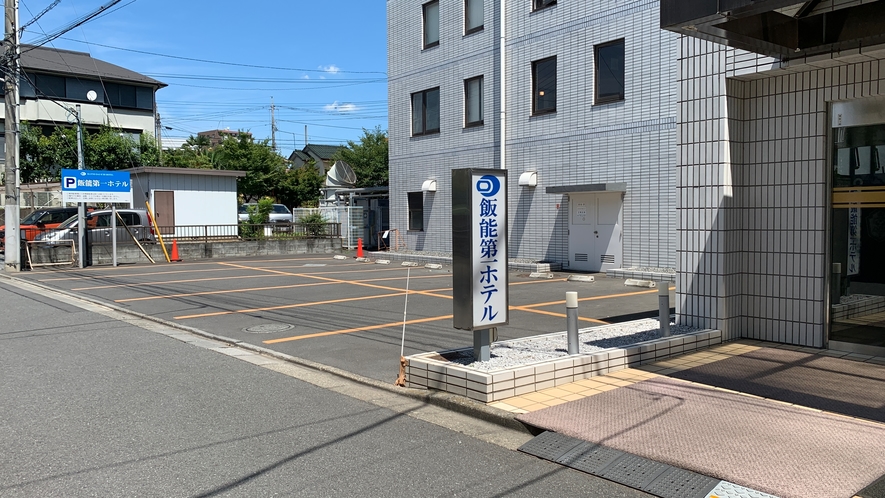 玄関横駐車場