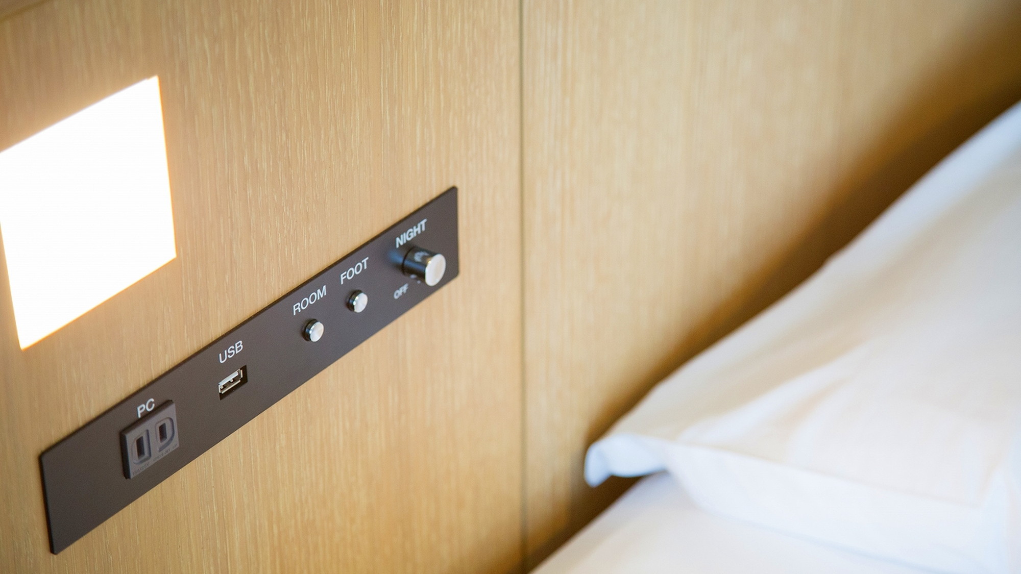 ◆全客室／充電　ベッドヘッドに携帯などが充電できるUSBや室内調光機能がついております。
