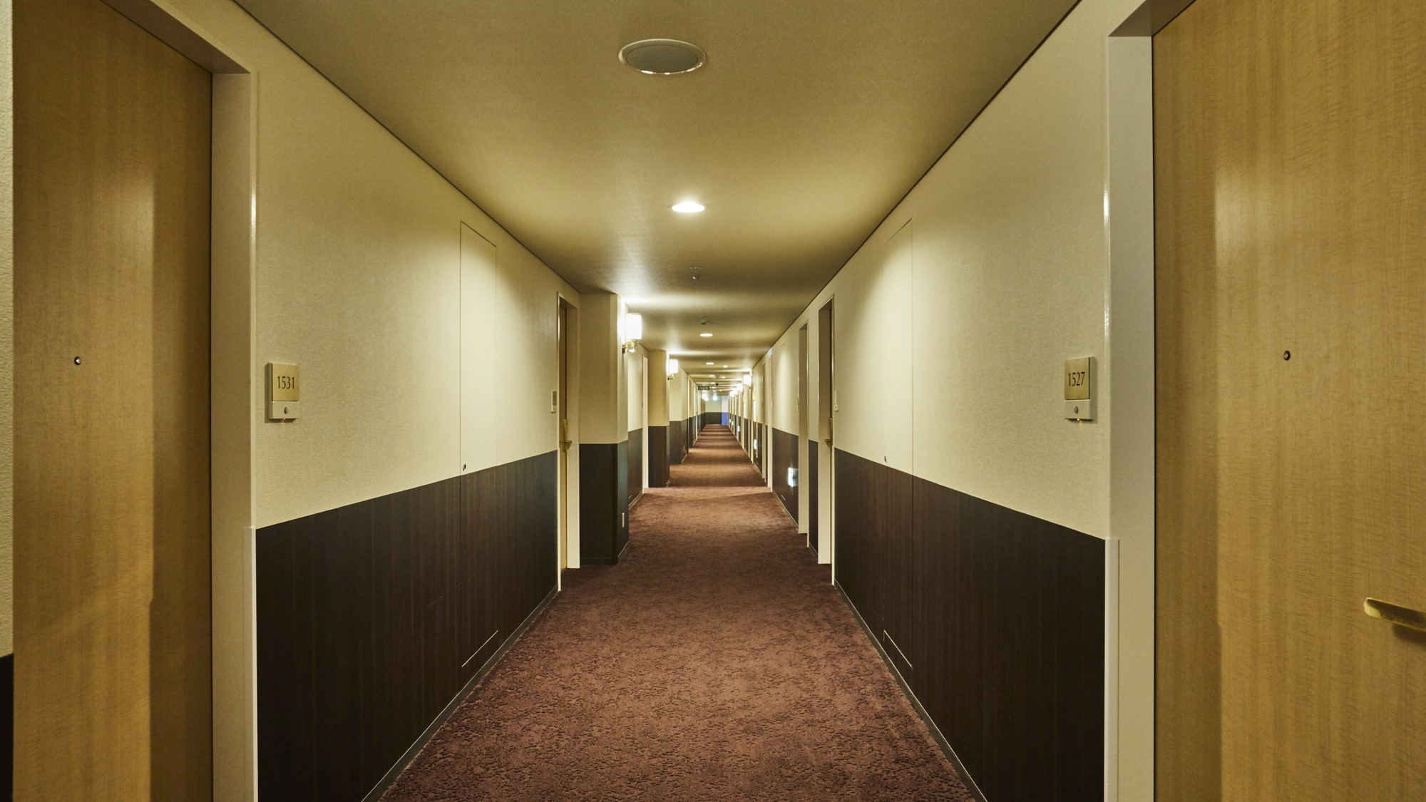 ◆各階の廊下　落ち着いた雰囲気の廊下です。
