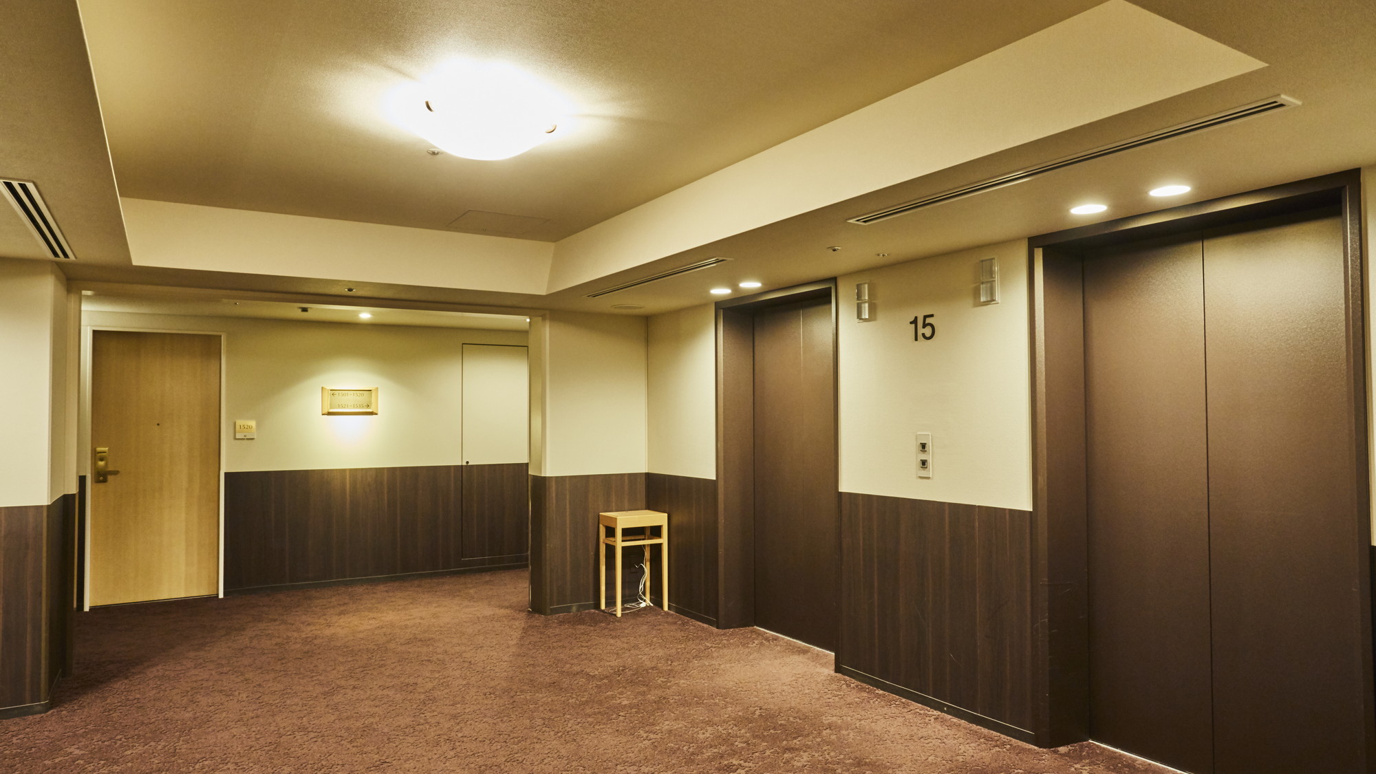 ◆各階のエレベーターエリア　落ち着いた雰囲気の空間です。