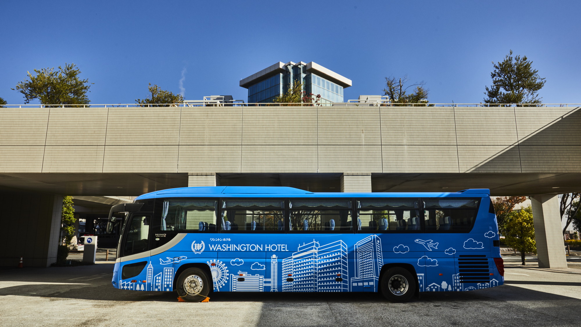 ◆シャトルバス　関西空港行きの路線バスがワシントンホテル前から出発いたします。