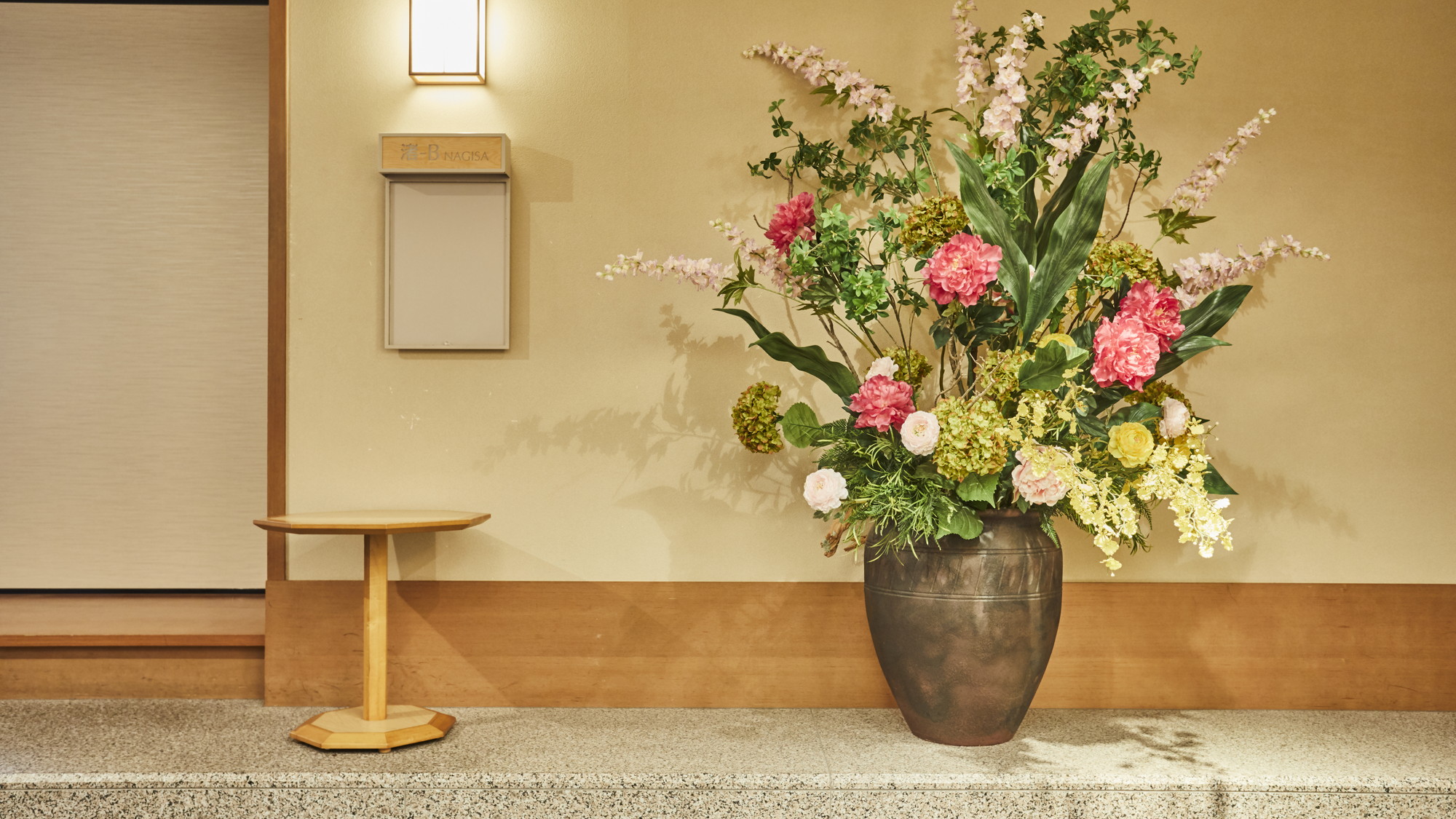 ◆多目的部屋付近の廊下　華やかな花が飾られております。