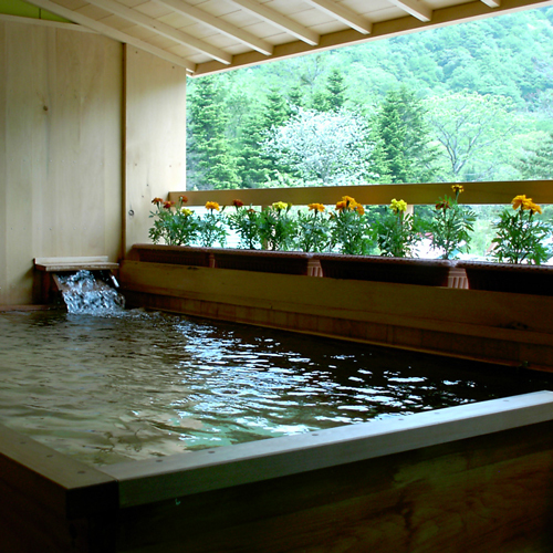 Open-air bath using Aomori Hiba