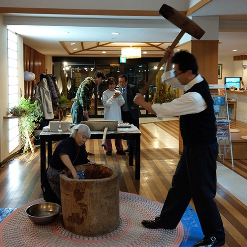 大晦日は「お餅つき」をします。体験可能ですよ！