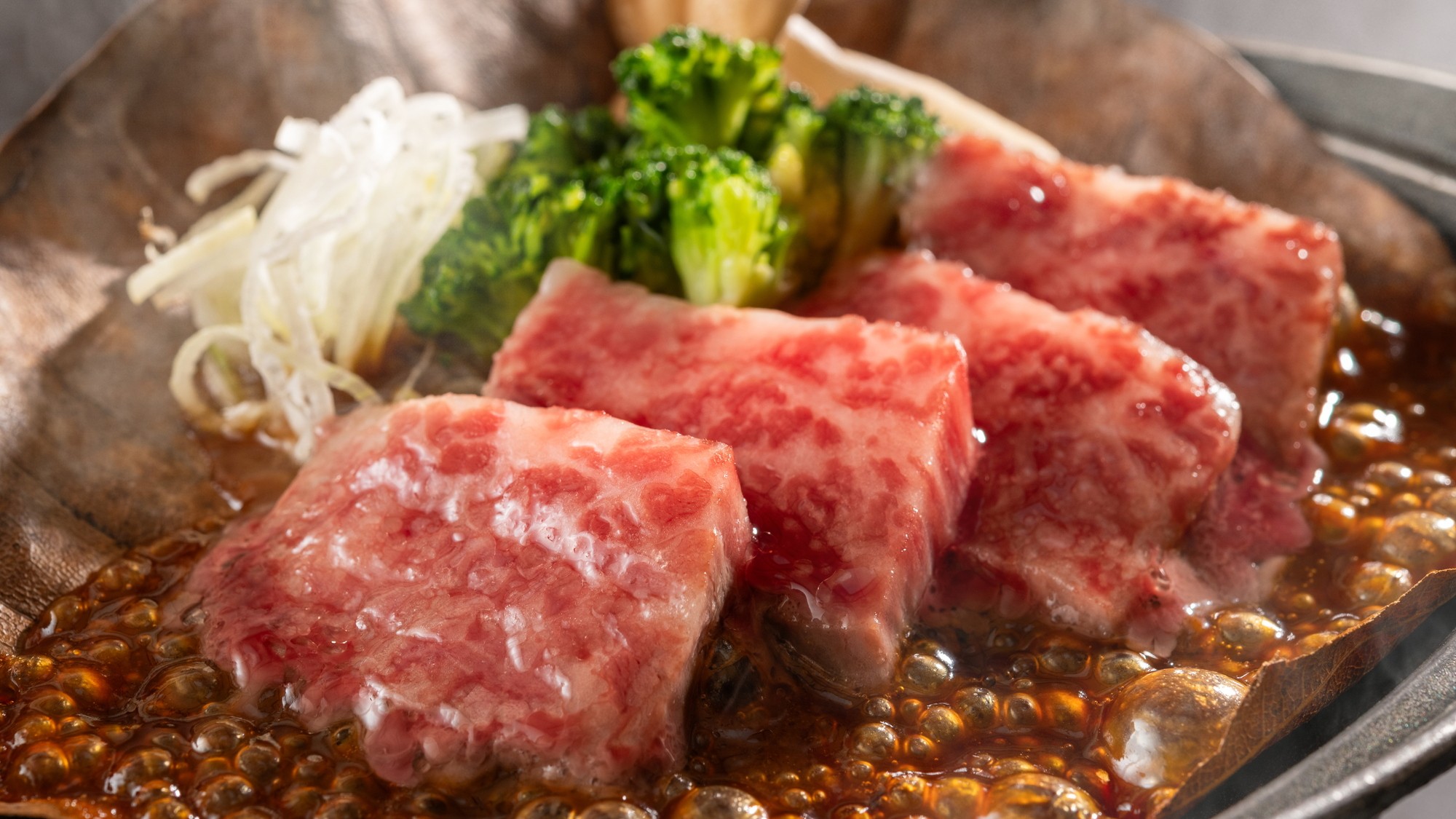 特選「白波会席」牛の朴葉焼き