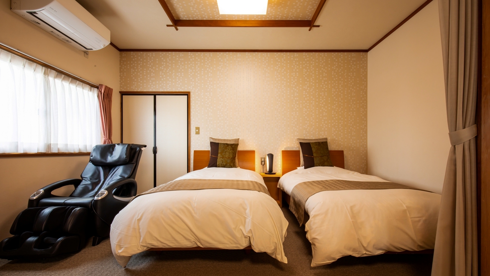 *【部屋一例／特別室こまくさ（2階）】マッサージチェア付きのベッドルームで癒しのひと時を。