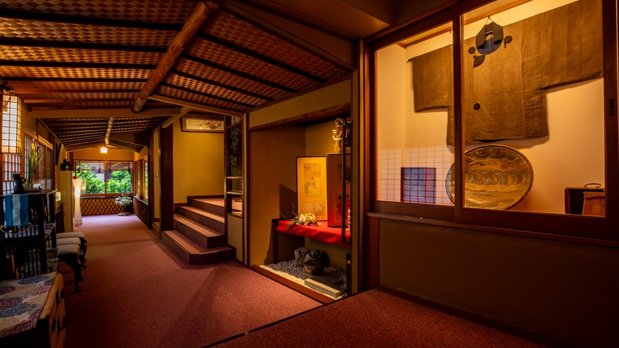 *【館内】受け継いできた古美術が飾られる館内は小さな美術館のようです。