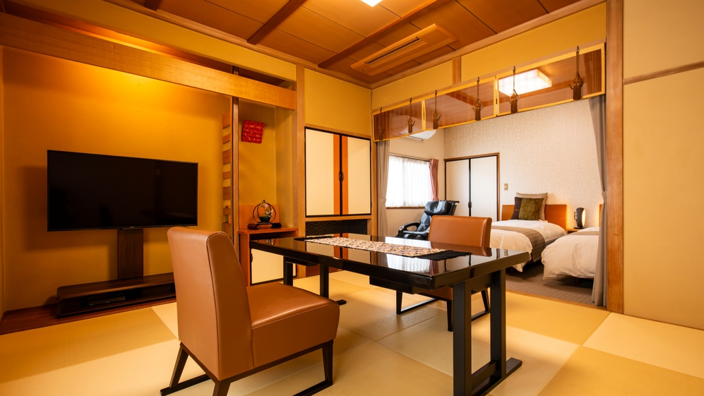 *【部屋一例／特別室こまくさ（2階）】50インチTVをダイニングでもベッドからもご覧になれます。