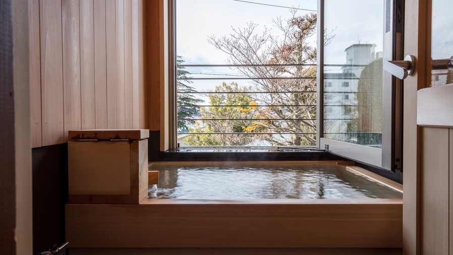 *【部屋一例／特別室こまくさ（2階）】源泉かけ流しの半露天風呂。外の空気が心地よく、ついつい長湯に。