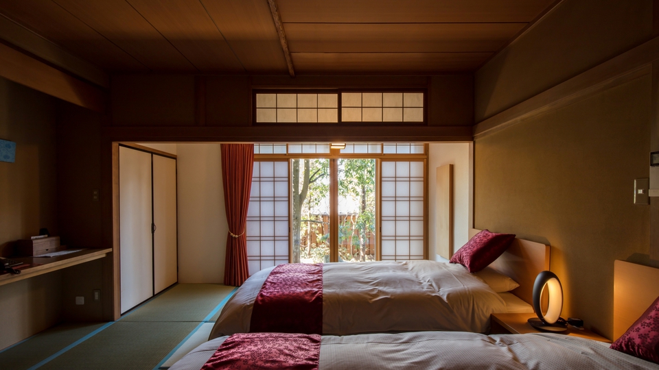 *【部屋一例／特別室すずらん・りんどう】ベッドルームから緑を眺め、穏やかな時間をお過ごしください。