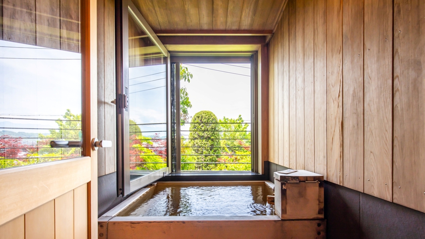 *【部屋一例／特別室りんどう（2階）】客室内の半露天風呂から空を眺めて、ゆったりとお過ごしください。