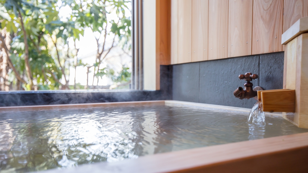 *【部屋一例／特別室すずらん・りんどう】源泉かけ流しの半露天風呂付で気兼ねなく温泉を満喫。