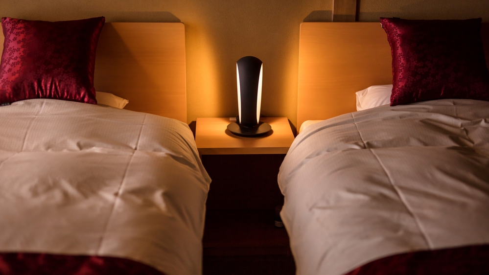 *【部屋一例／特別室すずらん・りんどう】シモンズ製のベッドにやさしい明りで心安らぐひとときを。