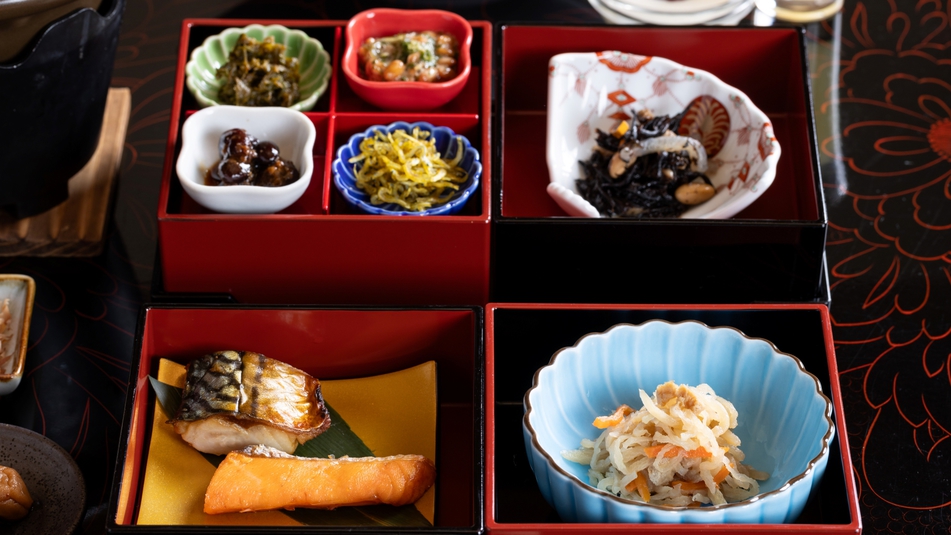*【朝食一例】盛箱には焼き魚にほっとする小鉢などご飯の進むおかずをたくさん詰め込みました。
